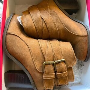 Shoe Dazzle Tan Ankle Booties